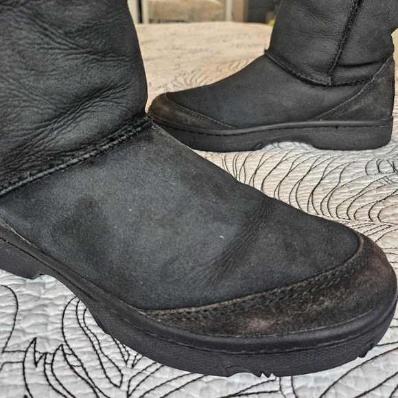VGUC UGG Ultimate Short 5275 Black Suede Sheepskin Boots Womens 7 - Picture 2 of 16